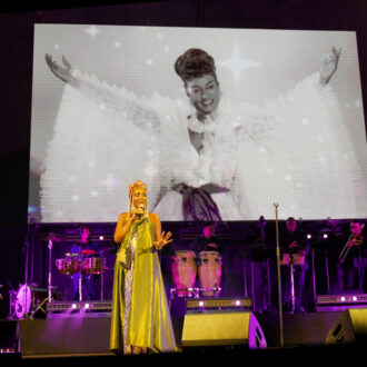 La cantante Lucrecia en el tributo a Celia Cruz