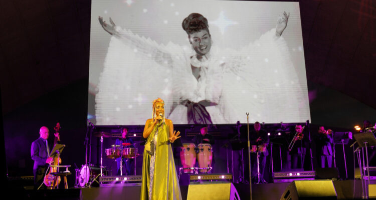 La cantante Lucrecia en el tributo a Celia Cruz