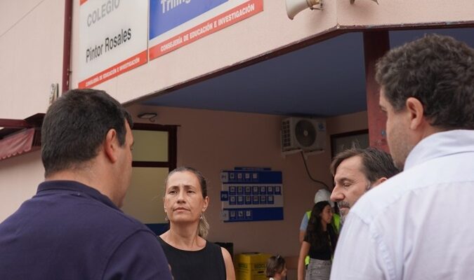 La concejal del distrito, Yolanda Estrada, durante su visita a las obras ejecutadas por la Junta Municipal en tres CEIP
