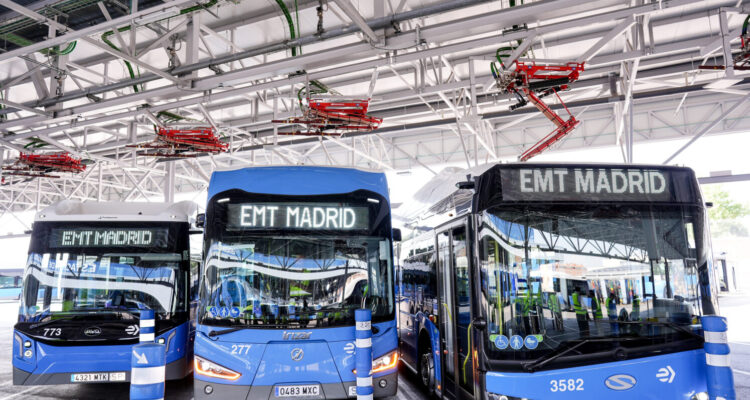 tres autobuses eléctricos de Madrid en la estación de carga