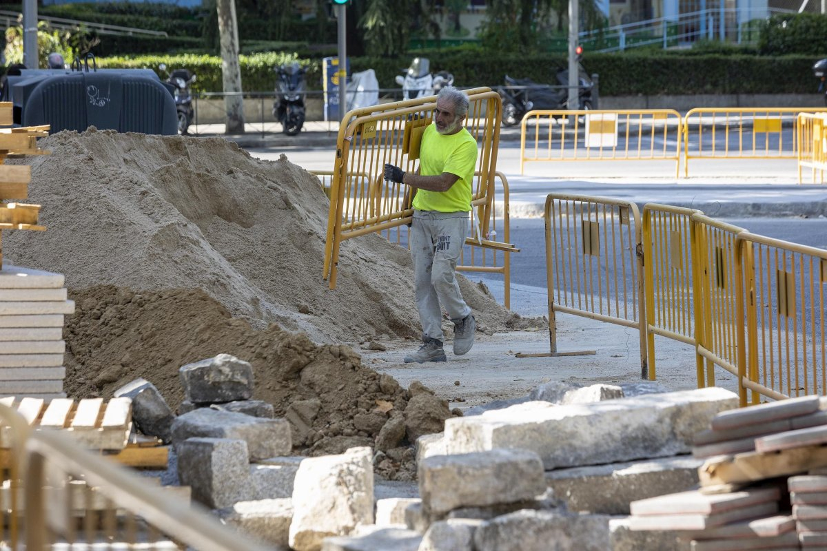 Imagen de archivo de un trabajador durante su jornada laboral en Madrid