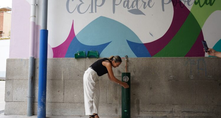 La concejala comprueba una nueva fuente en el colegio Padre Poveda