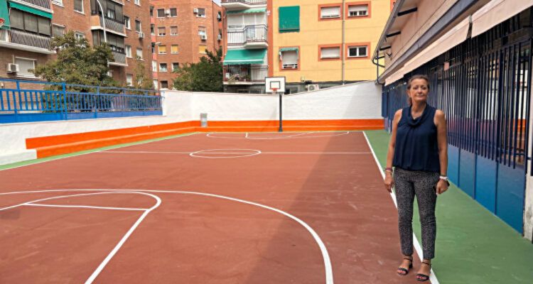 Navarro observa una cancha deportiva renovada