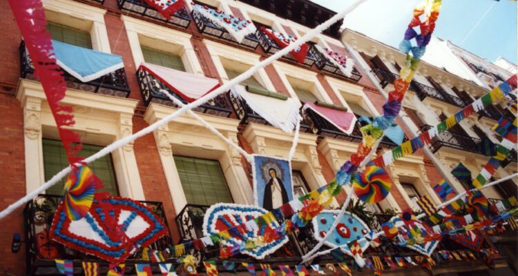 balcones adornados con mantoncillos