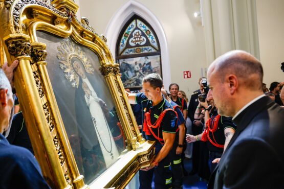 La Virgen de la Paloma, bajada por los bomberos en la iglesia donde se guarda su imagen durante su festividad en 2023