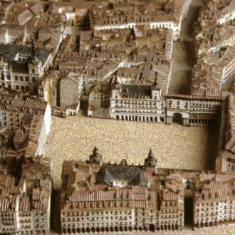 Detalle de la plaza Mayor de Madrid en la maqueta de Gil de Palacio del siglo XIX, expuesta en el Museo de Historia de Madrid
