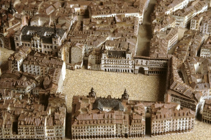 Detalle de la plaza Mayor de Madrid en la maqueta de Gil de Palacio del siglo XIX, expuesta en el Museo de Historia de Madrid