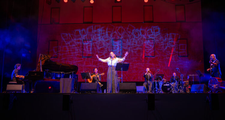 Mónica Molina junto a su banda formada por cinco músicos en el escenario de Veranos de la Villa
