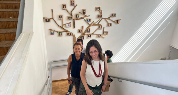 Navarro durante su visita a uno de los centros educativos