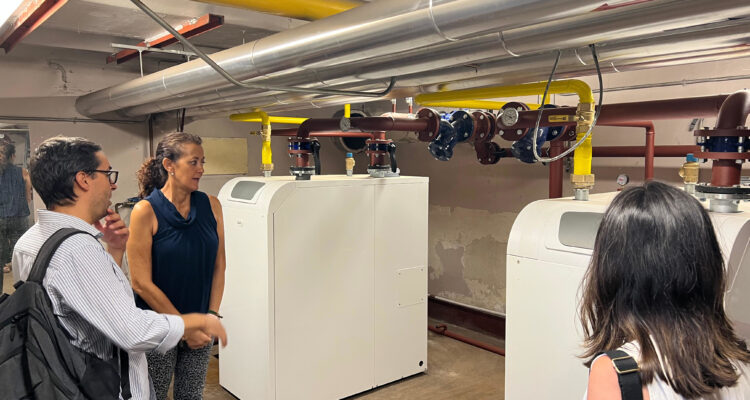 Navarro observa un nuevo sistema de climatización