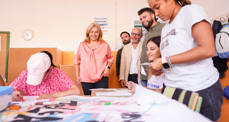 La vicealcaldesa de Madrid y alcaldesa en funciones, Inma Sanz; el delegado de Políticas Sociales, Familia e Igualdad, José Fernández, y el concejal de Puente de Vallecas, Ángel Niño, en el CPEE Vallecas