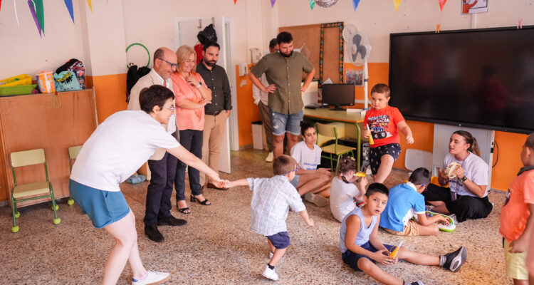 La vicealcaldesa de Madrid y alcaldesa en funciones, Inma Sanz; el delegado de Políticas Sociales, Familia e Igualdad, José Fernández, y el concejal de Puente de Vallecas, Ángel Niño, en el CPEE Vallecas