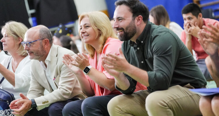 La vicealcaldesa de Madrid y alcaldesa en funciones, Inma Sanz; el delegado de Políticas Sociales, Familia e Igualdad, José Fernández, y el concejal de Puente de Vallecas, Ángel Niño, durante su visita a uno de los campamentos municipales del programa ‘Centros Abiertos Especiales’