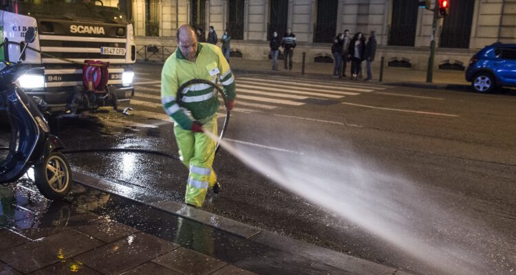 Imagen de archivo. Operario en trabajos de limpieza