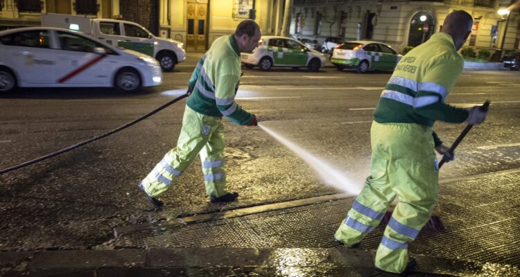 Imagen de archivo. Operarios baldeando calles