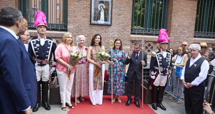 Sanz en la ofrenda floral y misa de la Virgen de la Paloma