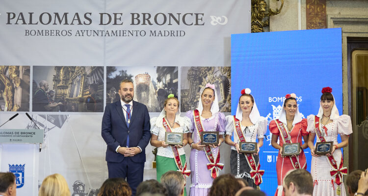 Entrega de las ‘Palomas de Bronce de Bomberos de Madrid’ por las fiestas de La Paloma
