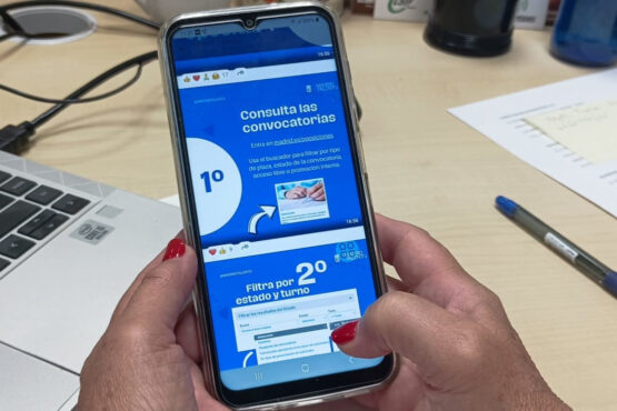 Una usuaria del Canal de WhatsApp de Madrid Talento consulta las últimas novedades de convocatorias