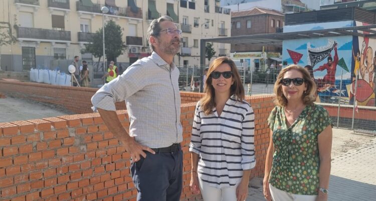 Gómez-Angulo junto a miembros de la Junta Municipal de Tetuán en la visita a las obras de la plaza del Poeta Leopoldo de Luis