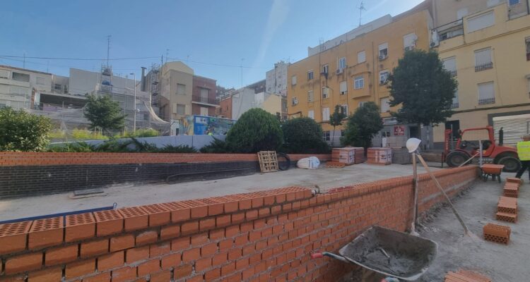 Primera fase de las obras en la plaza del Poeta Leopoldo de Luis en Tetuán donde se aprecia el murete y materiales para realizar los trabajos