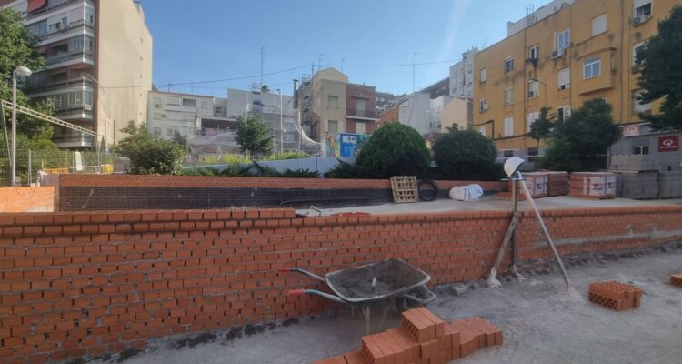 Espacios de la plaza del Poeta de Leopoldo de Luis donde se ubicarán la zona de calistenia y los aparatos biosaludables para mayores