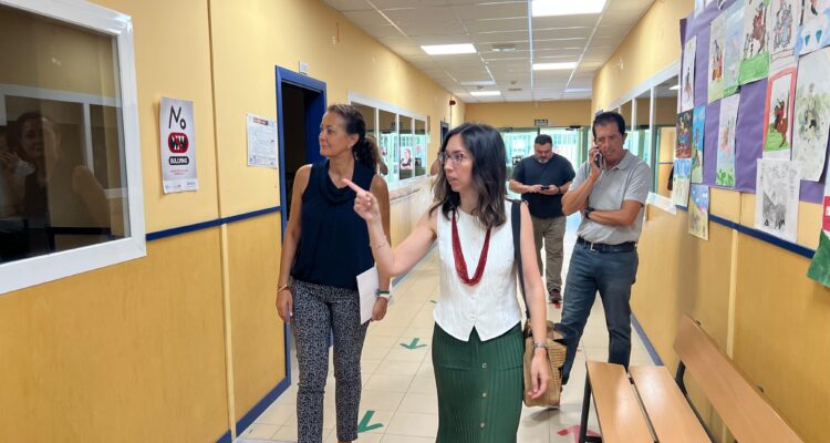 La concejala del distrito, Lola Navarro, ha comprobado la evolución de los trabajos