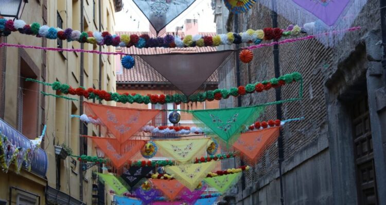 calle adornada con mantoncillos