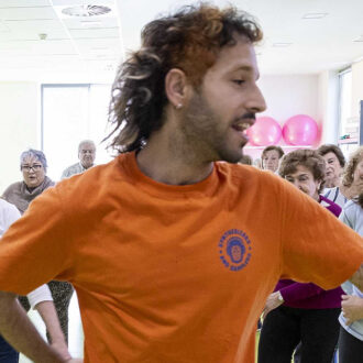 Imagen de una actividad de Zumba en un centro de mayores municipal donde se ve a asistentes a la clase siguiendo las instrucciones de la coreografía del profesor