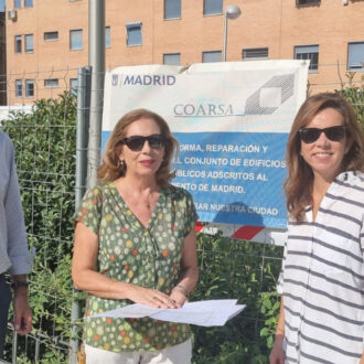 La concejala de Tetuán, Paula Gómez-Angulo, en la visita a la plaza del Poeta Leopoldo de Luis en el inicio de sus obras