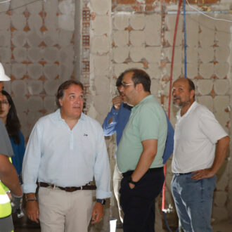 El concejal de Chamberí, Jaime González Taboada, en la visita a las obras de Alonso Cano, 26, donde se aprecia la evolución del local destinado al nuevo punto de atención al ciudadano del distrito