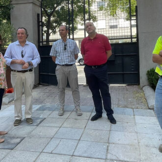 El concejal de Chamberí, Jaime González Taboada, durante su visita para supervisar las obras en el colegio Rufino Blanco.
