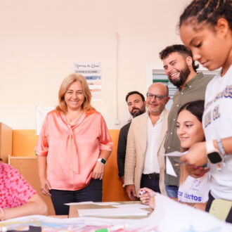 La vicealcaldesa de Madrid y alcaldesa en funciones, Inma Sanz; el delegado de Políticas Sociales, Familia e Igualdad, José Fernández, y el concejal de Puente de Vallecas, Ángel Niño, en el CPEE Vallecas