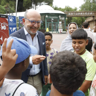 El delegado de Políticas Sociales, Familia e Igualdad, José Fernández, durante la actividad de despedida de los niños saharauis acogidos en Madrid con el programa ‘Vacaciones en Paz’
