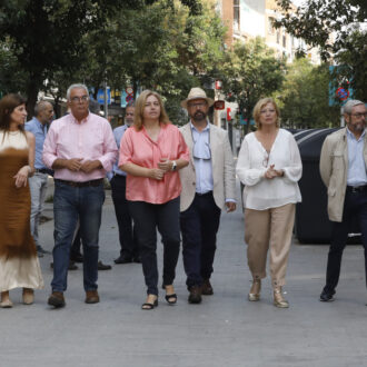 La vicealcaldesa de Madrid y alcaldesa en funciones, Inma Sanz; la delegada de Obras y Equipamientos, Paloma García Romero; y el concejal de Carabanchel, Carlos Izquierdo; durante su visita a la calle de la Laguna, que acaba de ser objeto de remodelación para consolidar su peatonalización