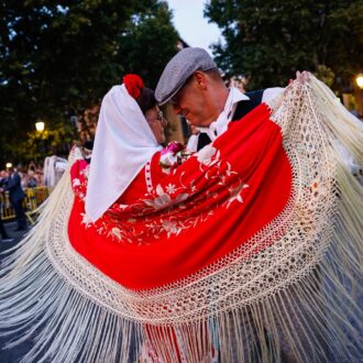 Pareja bailando en las fiestas de La Paloma en Madrid