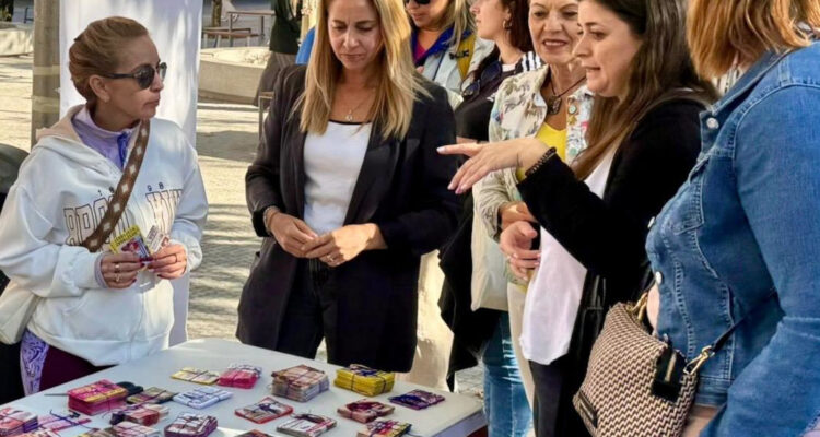 grupo de personas en la acto de sensibilización en el marco del Día Internacional contra la Explotación Sexual y Trata de Personas