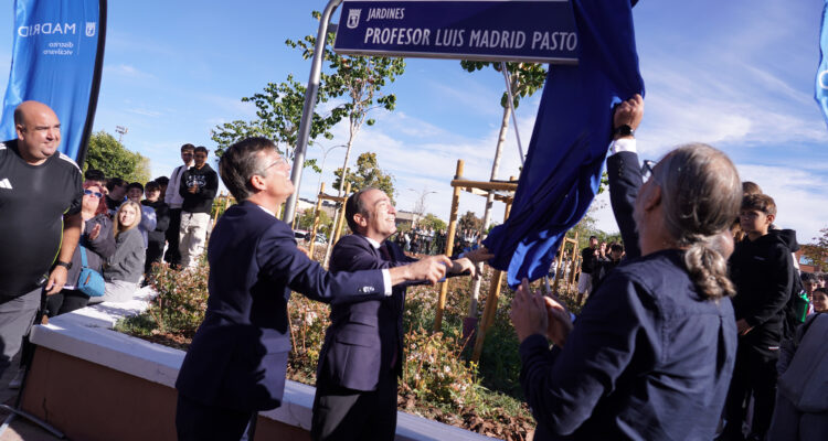 tres hombres descubriendo la placa que da nombre a los jardines de Luis Madrid Pastor