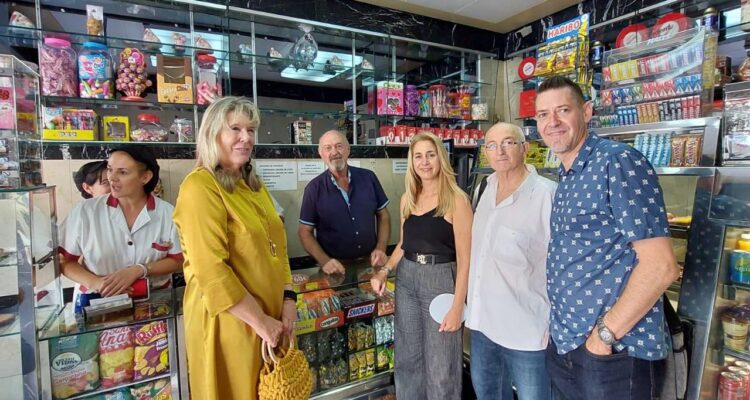 un grupo de personas en el mostrador de un local 'Treintañero de Ciudad Lineal'