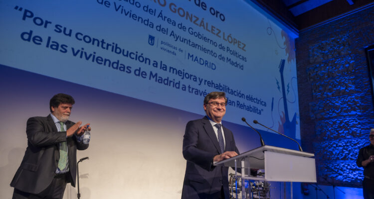 El Ayuntamiento recibe la Insignia de Oro de APIEM