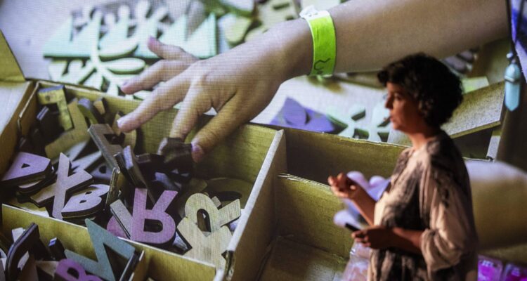 Una mujer presentando una presentación en una pantalla