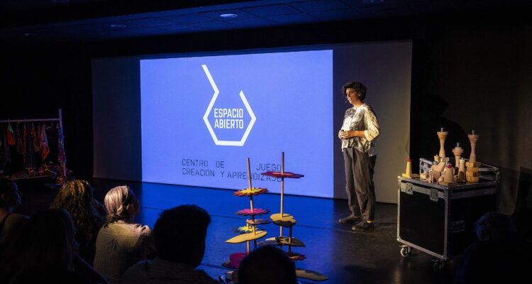 Una mujer presentando una presentación en una pantalla