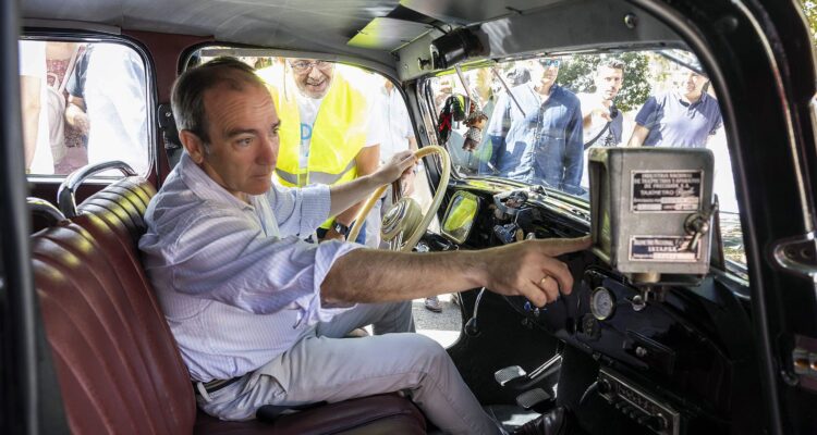 Carabante en uno de los taxis expuestos