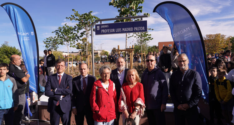 grupo de personas con la placa que da nombre a los jardines de Luis Madrid Pastor