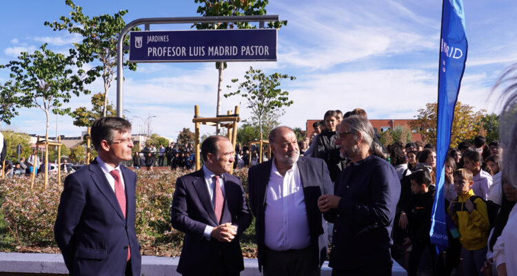 grupo de personas con la placa que da nombre a los jardines de Luis Madrid Pastor