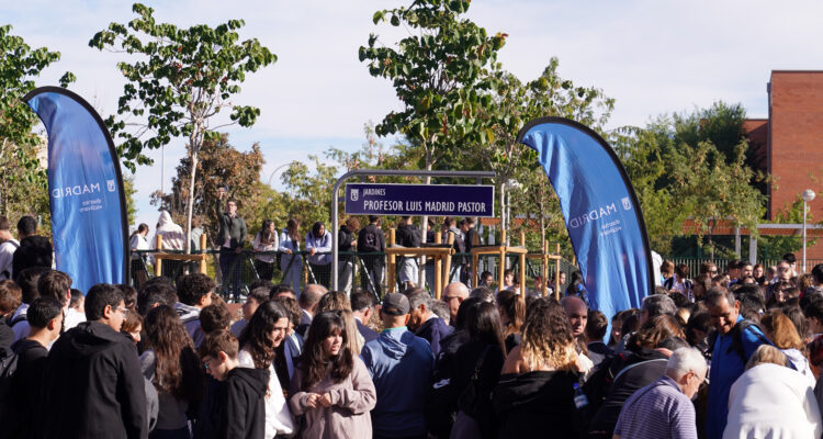 Multitud de personas con la la placa que da nombre a los jardines de Luis Madrid Pastor