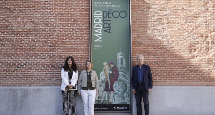 Rivera de la Cruz acompañada de la comisaria de la exposición, Lydia Gracia López-Trabado, y del Director General de Bibliotecas y Museos, Emilio del Río.