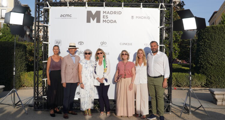 Engracia Hidalgo, Marta Rivera de la Cruz y más miembros del gobierno en el desfile inaugural de la Semana de la Moda de Madrid 2025