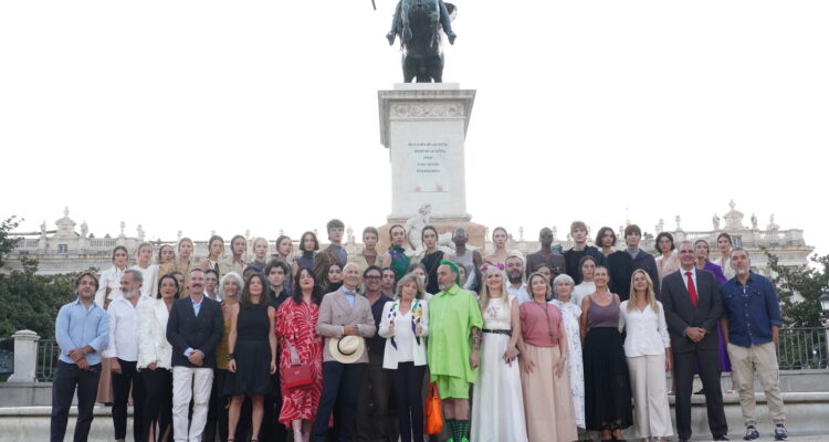 Foto de familia en el desfile inaugural de la Semana de la Moda de Madrid 2025