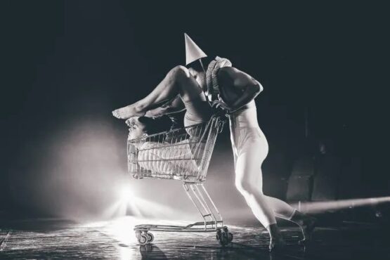 Escena de Alegres e insensatos, en el Teatro Circo Price de Madrid