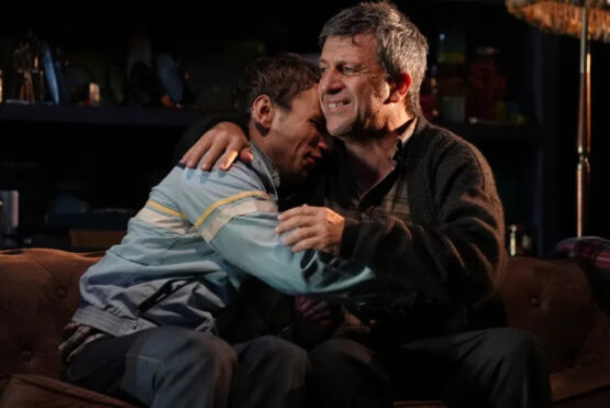 un hijo abrazando a su padre con rostro triste